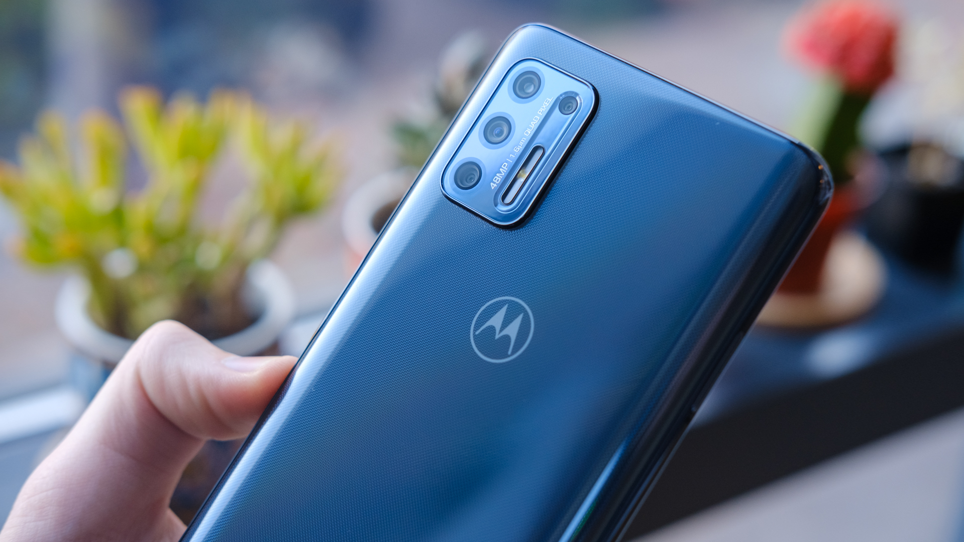 Motorola Launches Low Price Dhaakad 5G Smartphone  Big Screen And Strong Battery  KNOW FEATURES