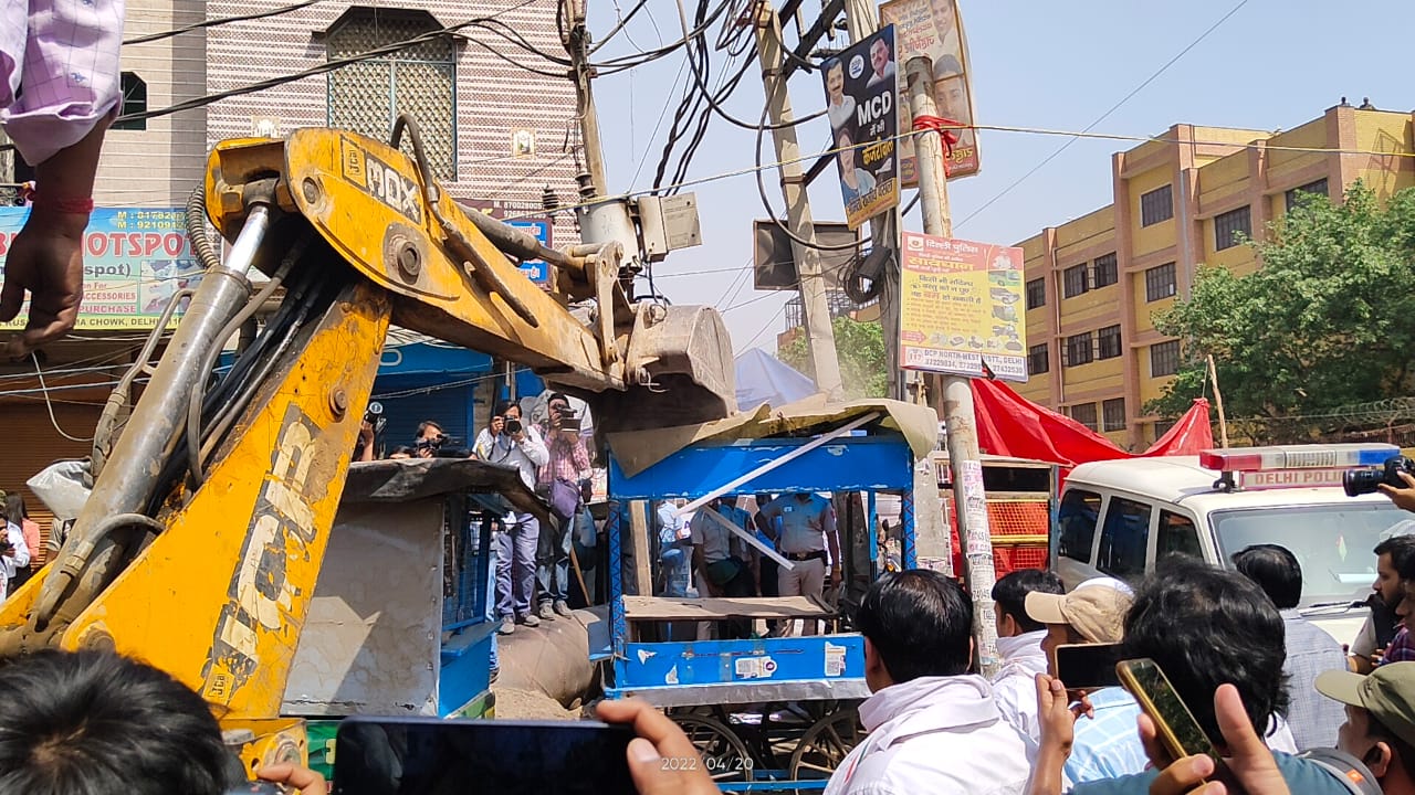 Bulldozer reached the place of violence in Jahangirpuri, Delhi, anti-encroachment campaign started